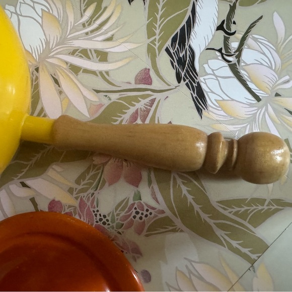 Vintage Enamelware Pot With Lid and Wood Handle - Picture 6 of 6